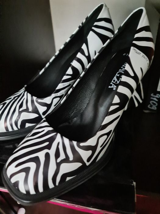 Нарядные черно белые  туфли