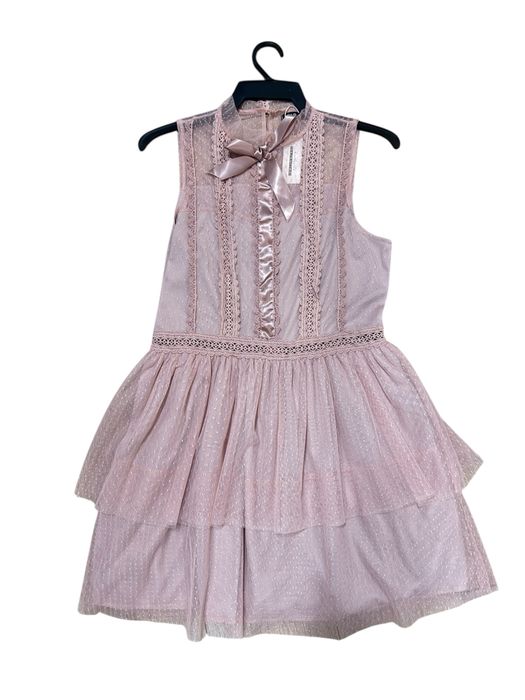 Розова рокля с дантела