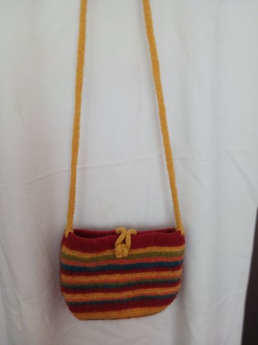 Дамска чантичка от вълна.Стилът е пласти.Много ефектна.За през рамо.