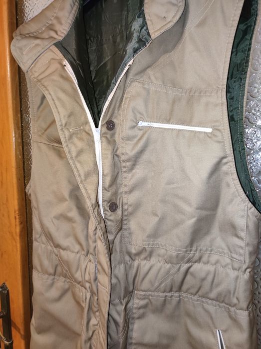 Vestă  reflectorizantă , un halat bej si un badi  bej .