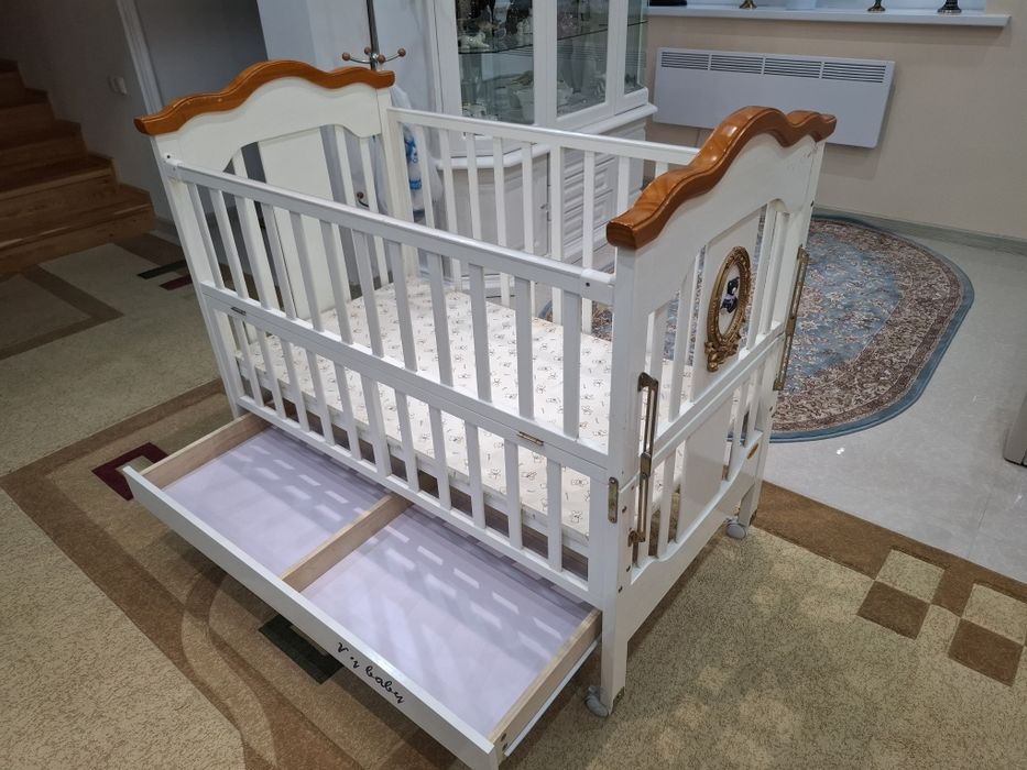 Детская кровать в отличном состоянии, зделано из обработанное дереводе