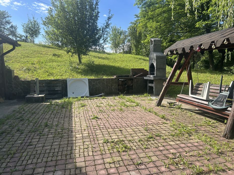 Vand casa intr-o zona linistita