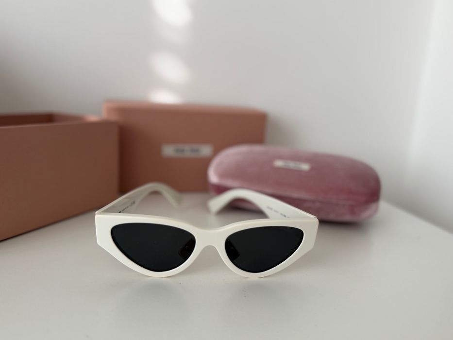 Слънчеви очила MIU MIU бял цвят