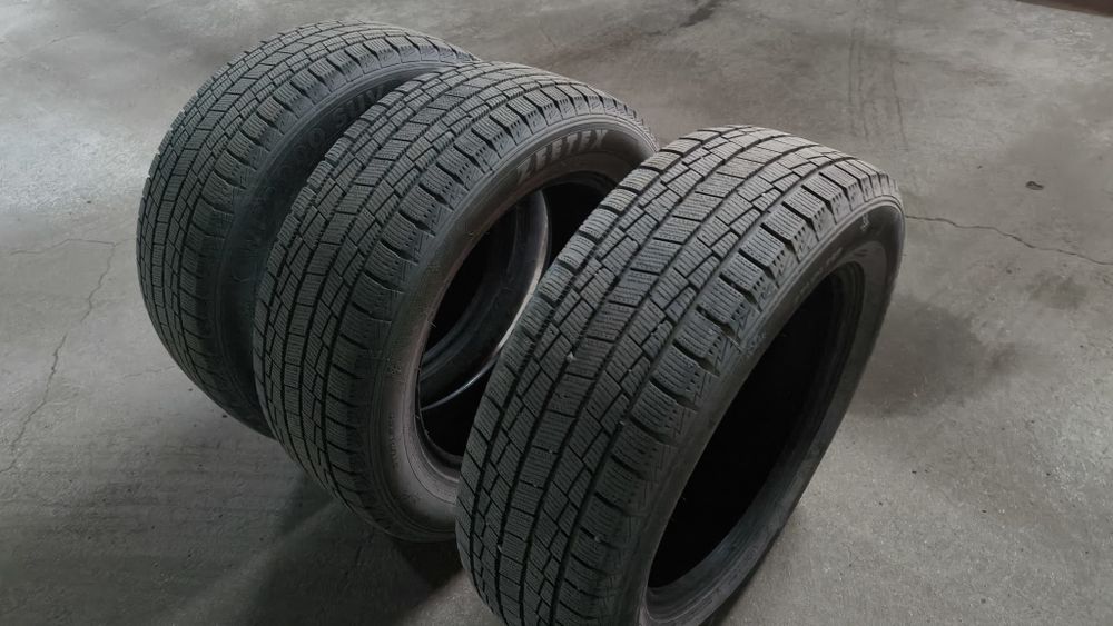 Три баллона , шины  235-60-R18  .