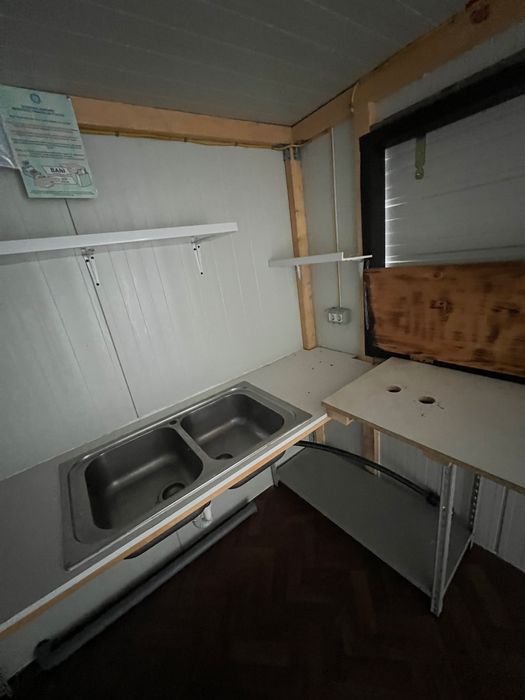 Vând container , lungimea 4,20m /2,25m latime