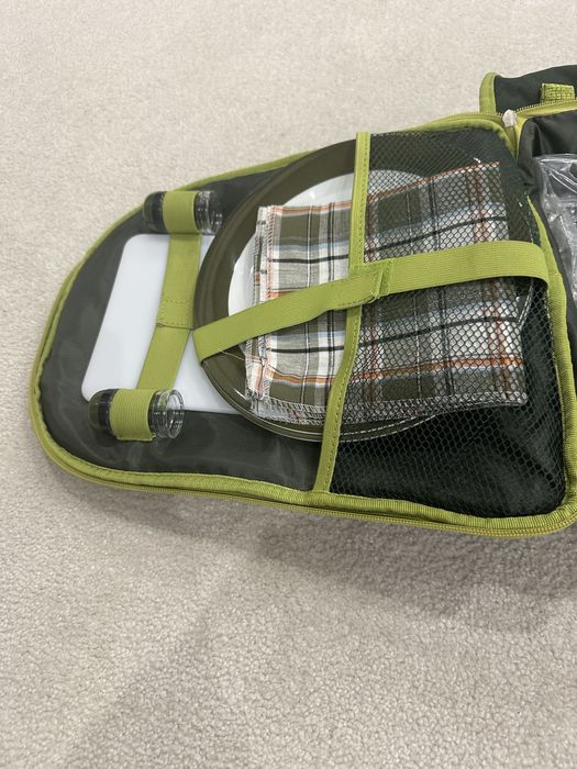 Чисто нова раница за пикник с прибори за хранене, чаши и чинии