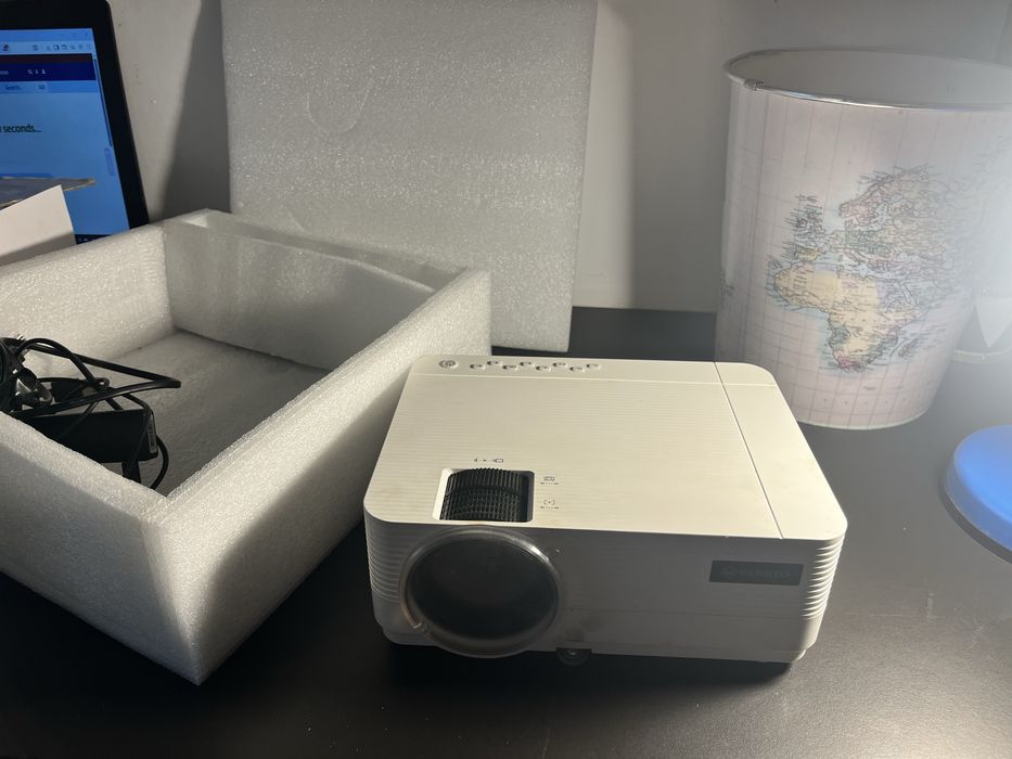 Videoproiector Leisure 470 + cadou stick realme RMV 2106