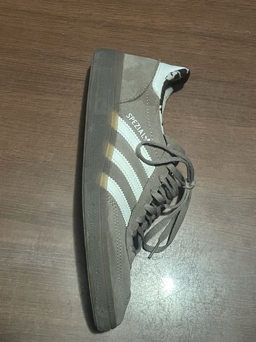 Se vinde adidașii aceștia