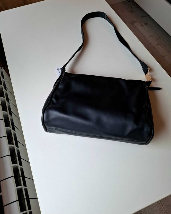 Дамска черна чанта със златист елемент