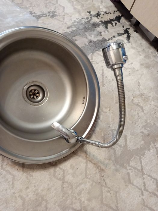 Раковина с краном на кухню