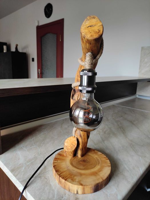 Нощна лампа от дърво