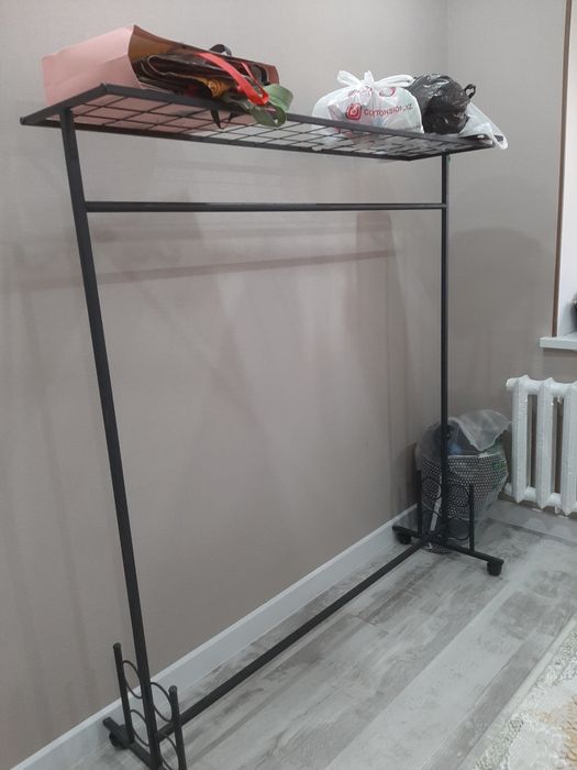 Продам вешалку в отличном состояние