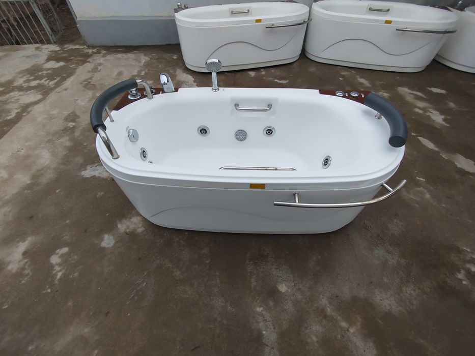 Продаются ванны в нутри их имеется ДЖАКУЗИ
