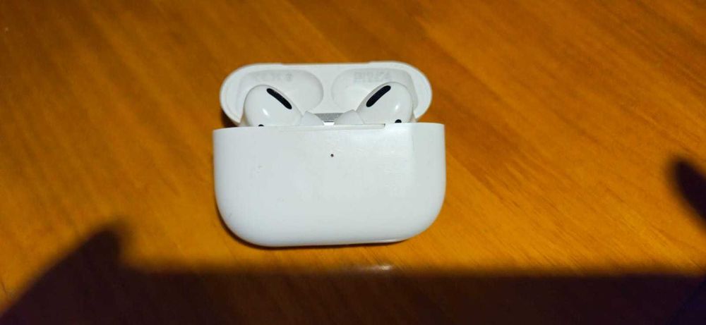 Apple AirPods (2-го поколения)