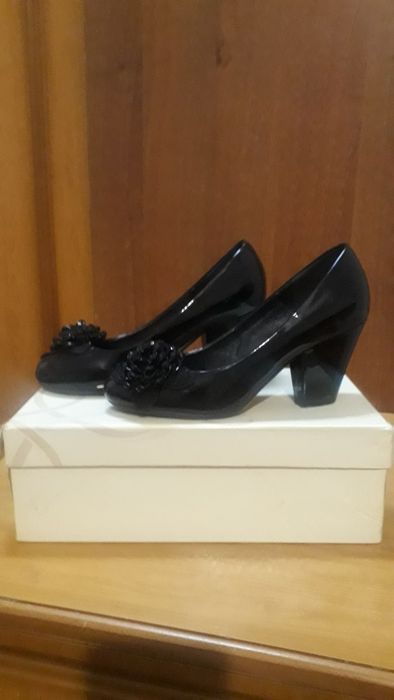 Кыздарга арналган аяк киiмдер.