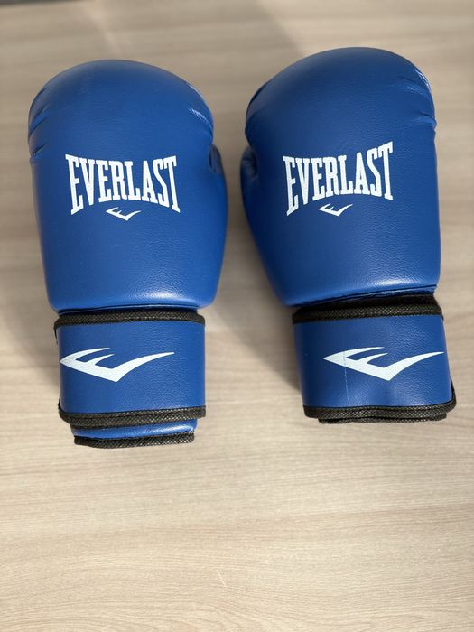 Боксерские перчатки и шлем Everlast