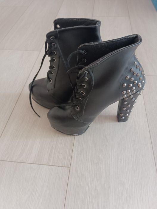 Високи токчета .