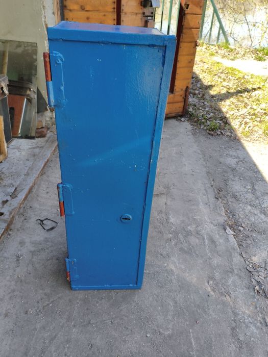 Продам сейф металлический