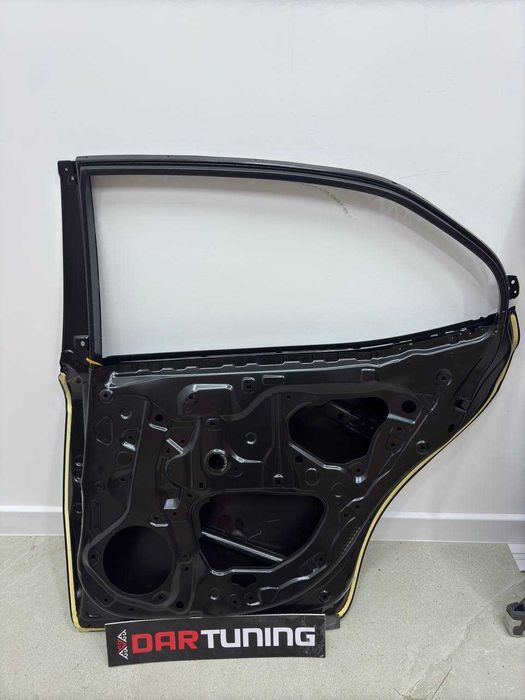 Задняя правая дверь камри 70