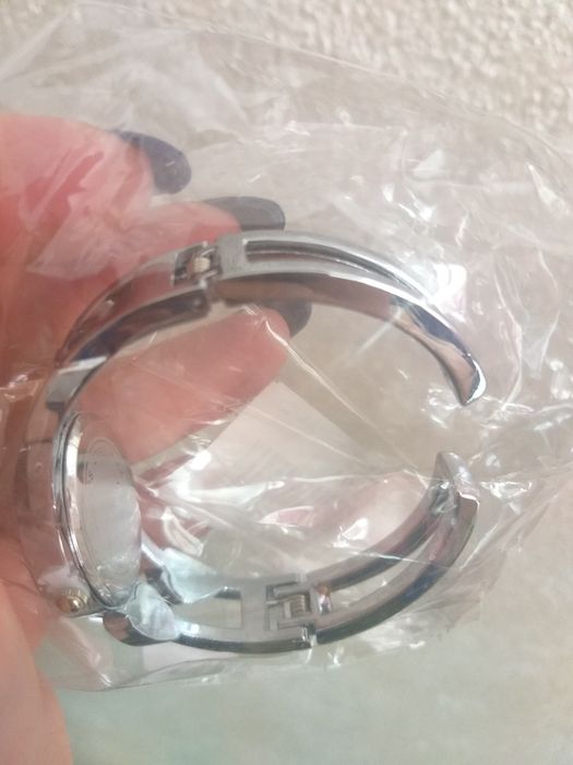 Часы на жестком браслете