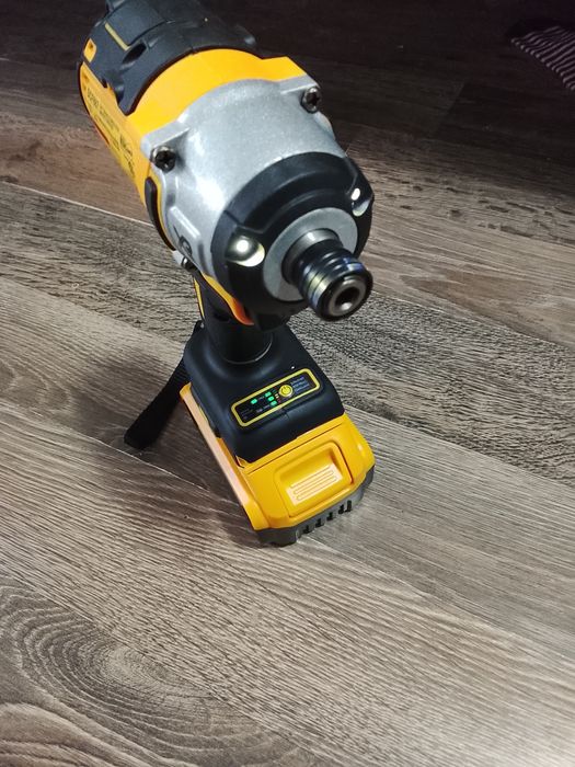 Autofiletanta impact DeWalt cu  baterie de 6A