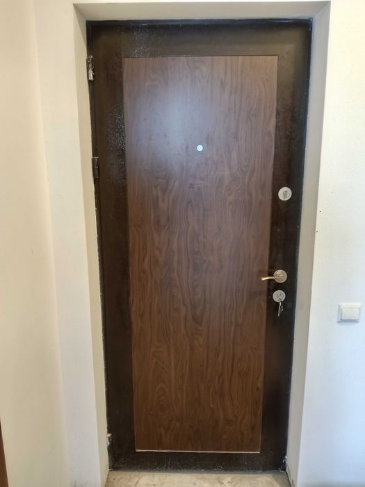 Vând uși interioare
