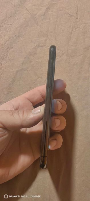 Продавам айфон 11про и 6s