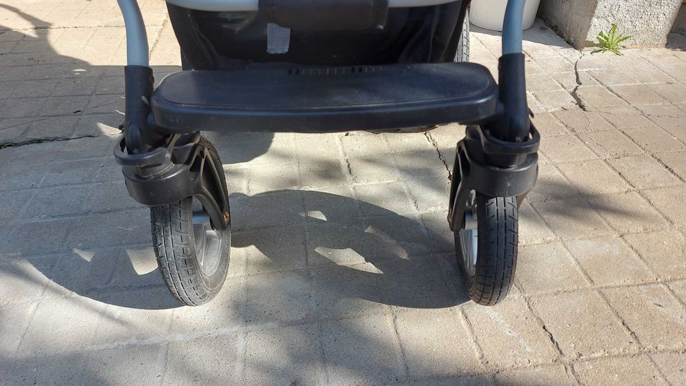 Лека и удобна бебешка количка – здрава, с кош за багаж