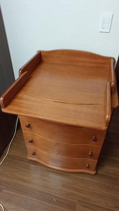Детская кровать с продольным маятников + комод.