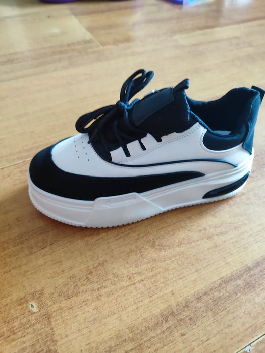 Продам женские кроссовки