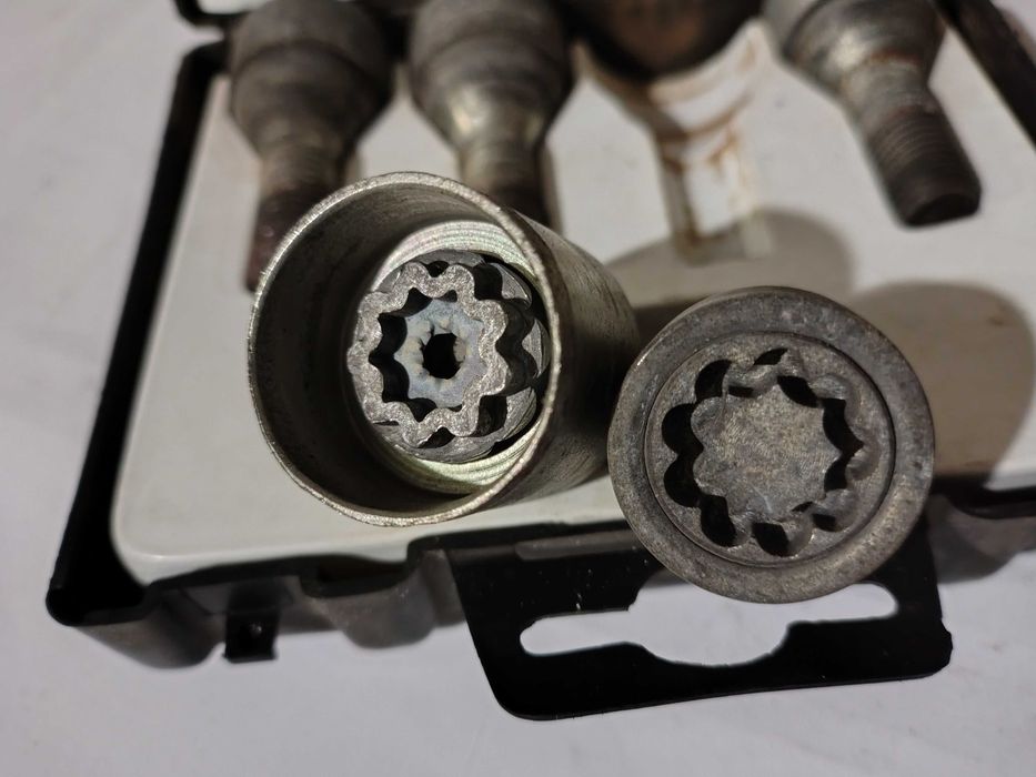 Секретни болтове ОПЕЛ ЗАФИРА Б / OPEL ZAFIRA B