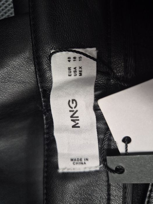 Vand pantaloni efect piele Mango