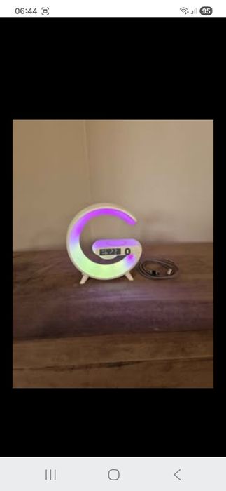 Suport wireless universal și căști wireless universale.