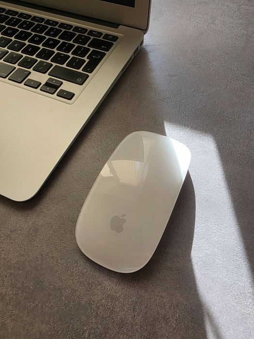 MacBook Air 13" 2017 – i5 1.8GHz / 8GB RAM / Intel HD 6000 cu Magic Mouse inclus