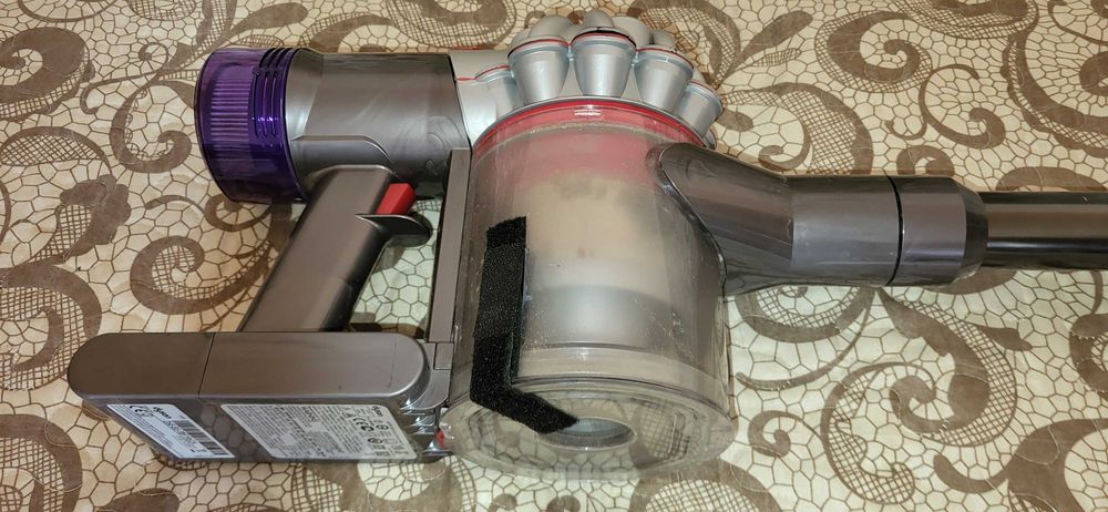 DYSON V8 aspirator cu accesori prindere perete incarcator fuctional
