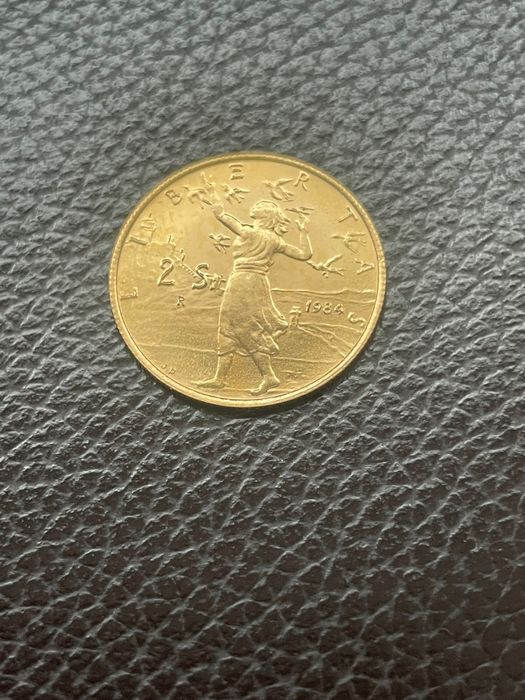 Златна монета 21,6 карата.