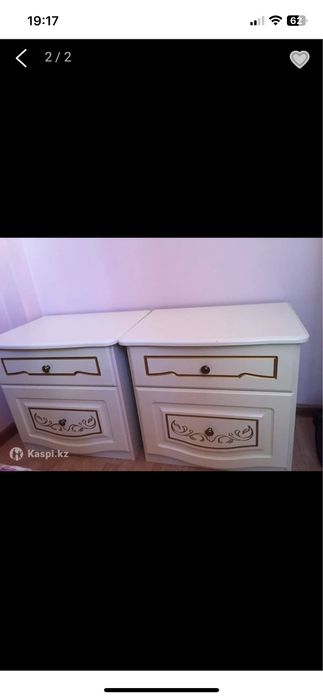 Кровать и две тумбочки