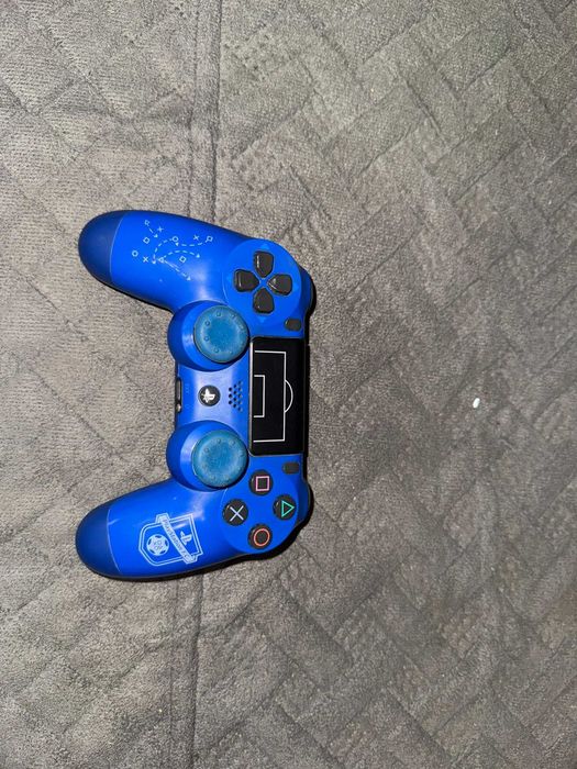 Продам Sony PlayStation 4 PRO (2 геймпада + 4 диска)
