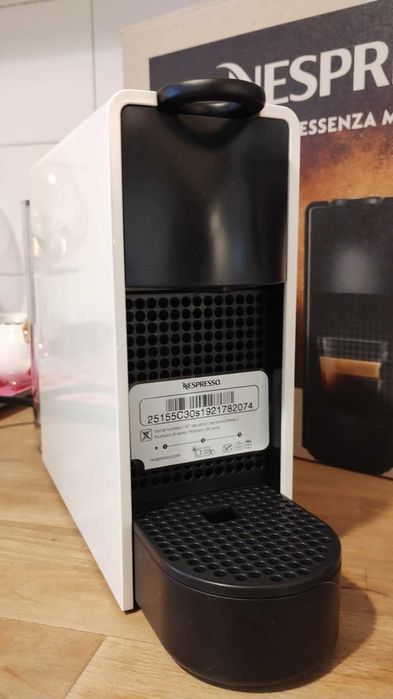 Продавам Кафемашина с капсули NESPRESSO ESSENZA MINI Бяла