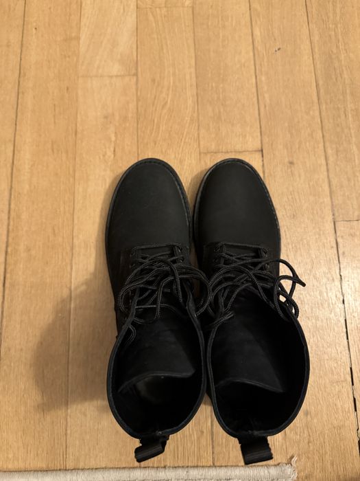 Продавам ботуши на марката Thursdayboot