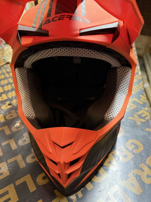 Продавам каска ACERBIZ