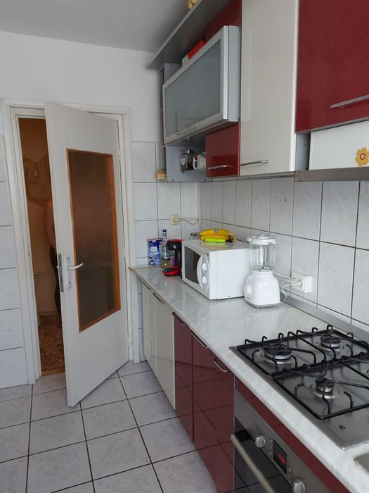 Închiriez apartament decomandat