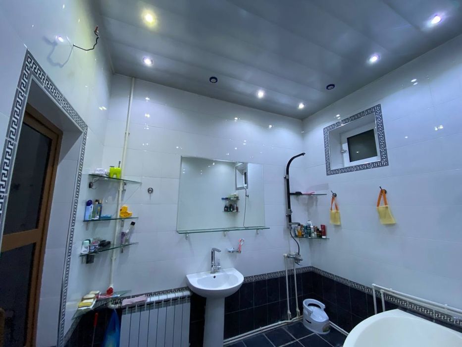 Дом уютный с участком фруктовыми деревьями.