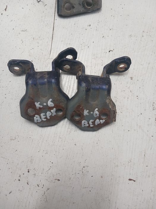 Петли двери Мазда Кседокс 6