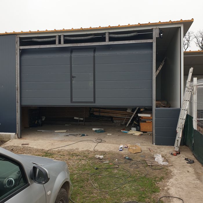 Usa garaj sectionala pentru  hale.