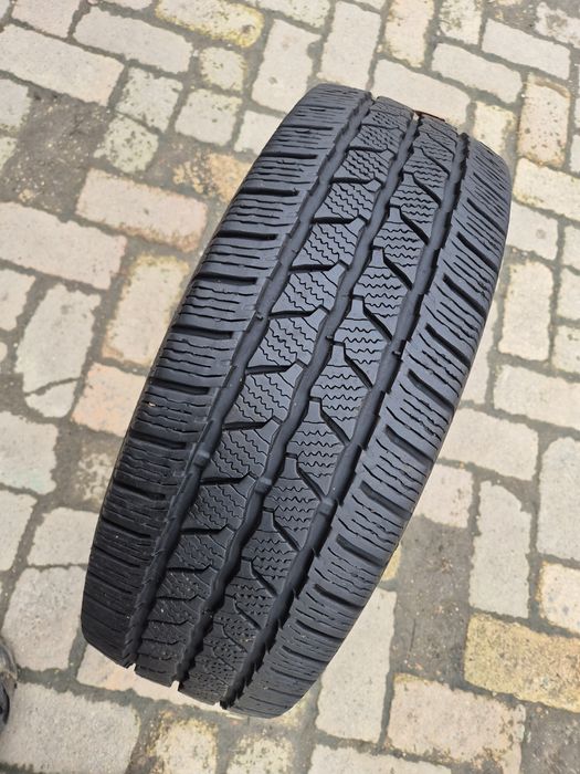 O bucată 215/65 R16C M+S iarnă - una Continental