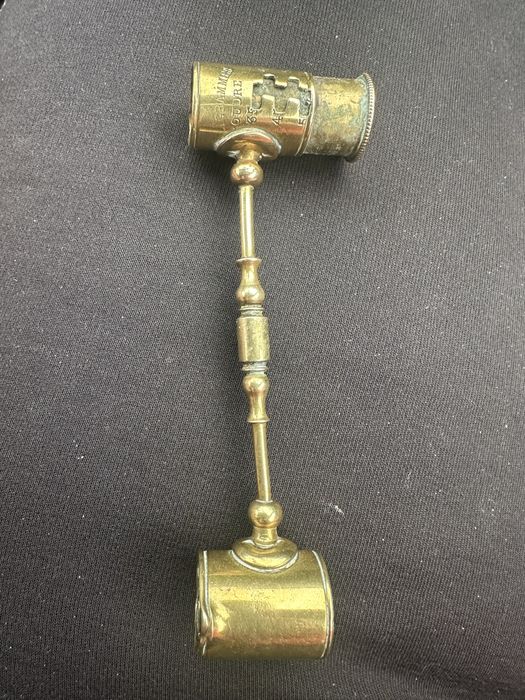 Plosca pentru praf de pusca si cupita pentru cartuse.