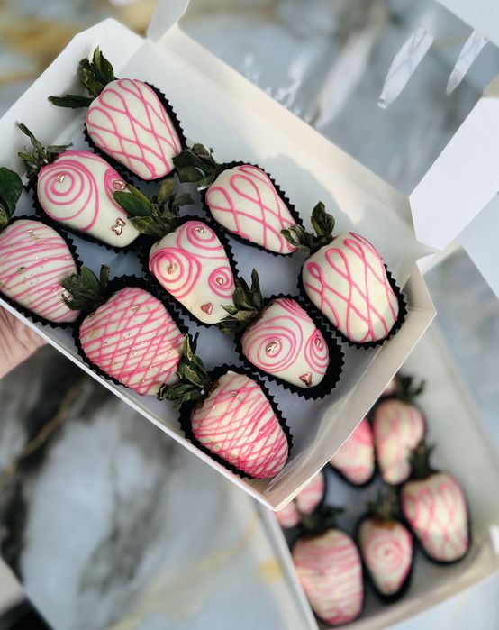 Клубника/финики/банан в шоколаде