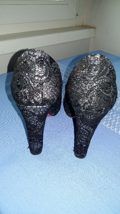 Продавам елегантни вечерни обувки