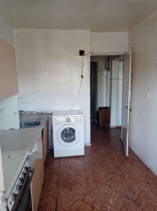 Срочно продается. Нвза метро. 1 комнатная 4этаж 5 этажного дома